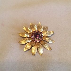 Vintage brooch  gold tone great condition
